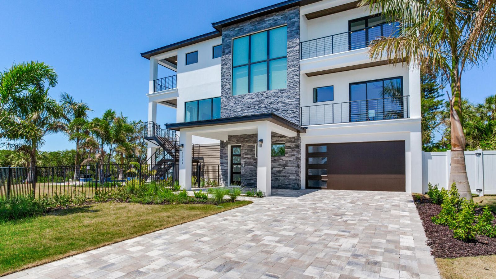 the front view of a modern home in fort myers, florida